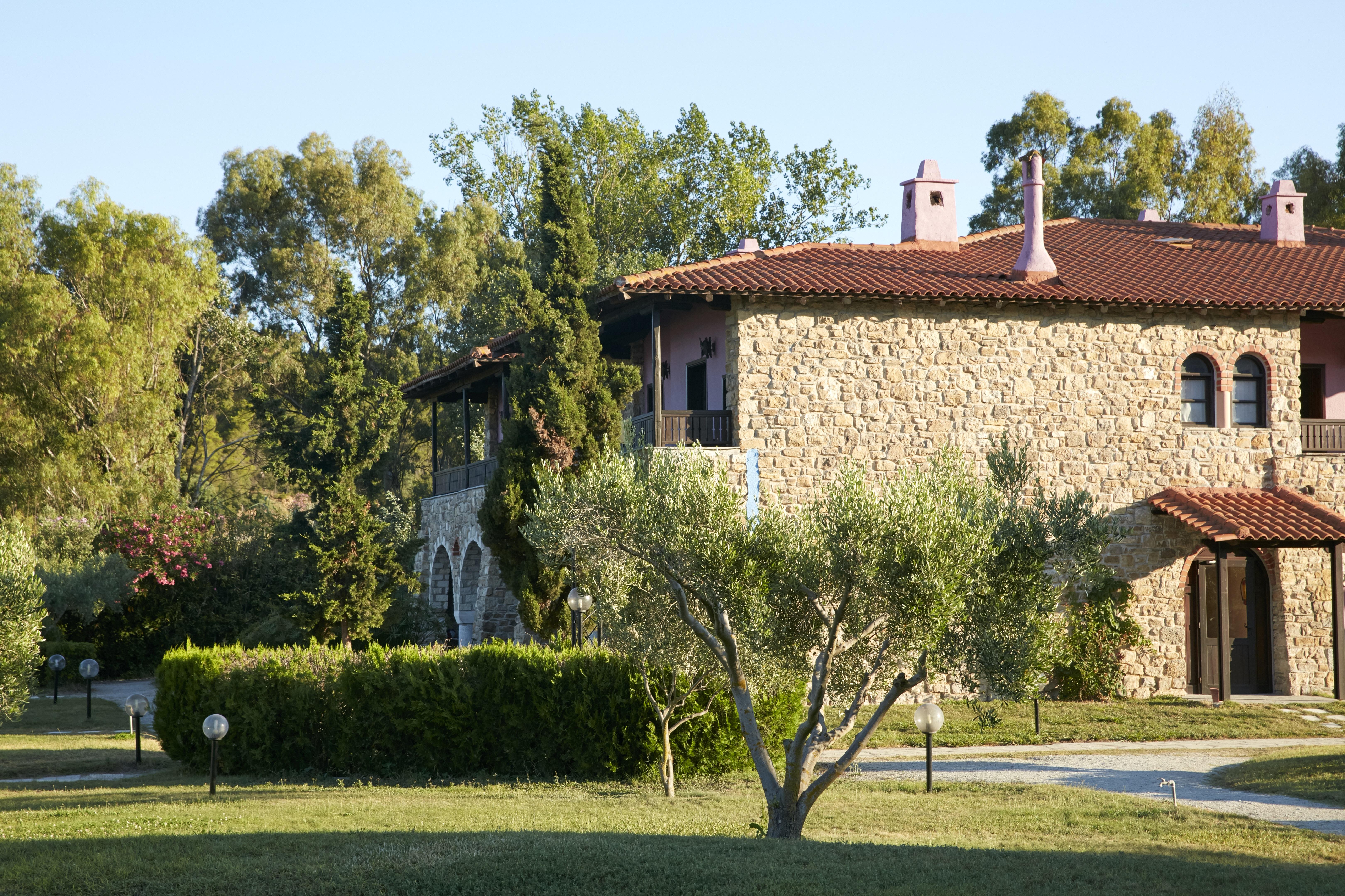 Simantro Resort 撒尼海滩 外观 照片 The house of the late King Constantine II of Greece in exile in the Peloponnese