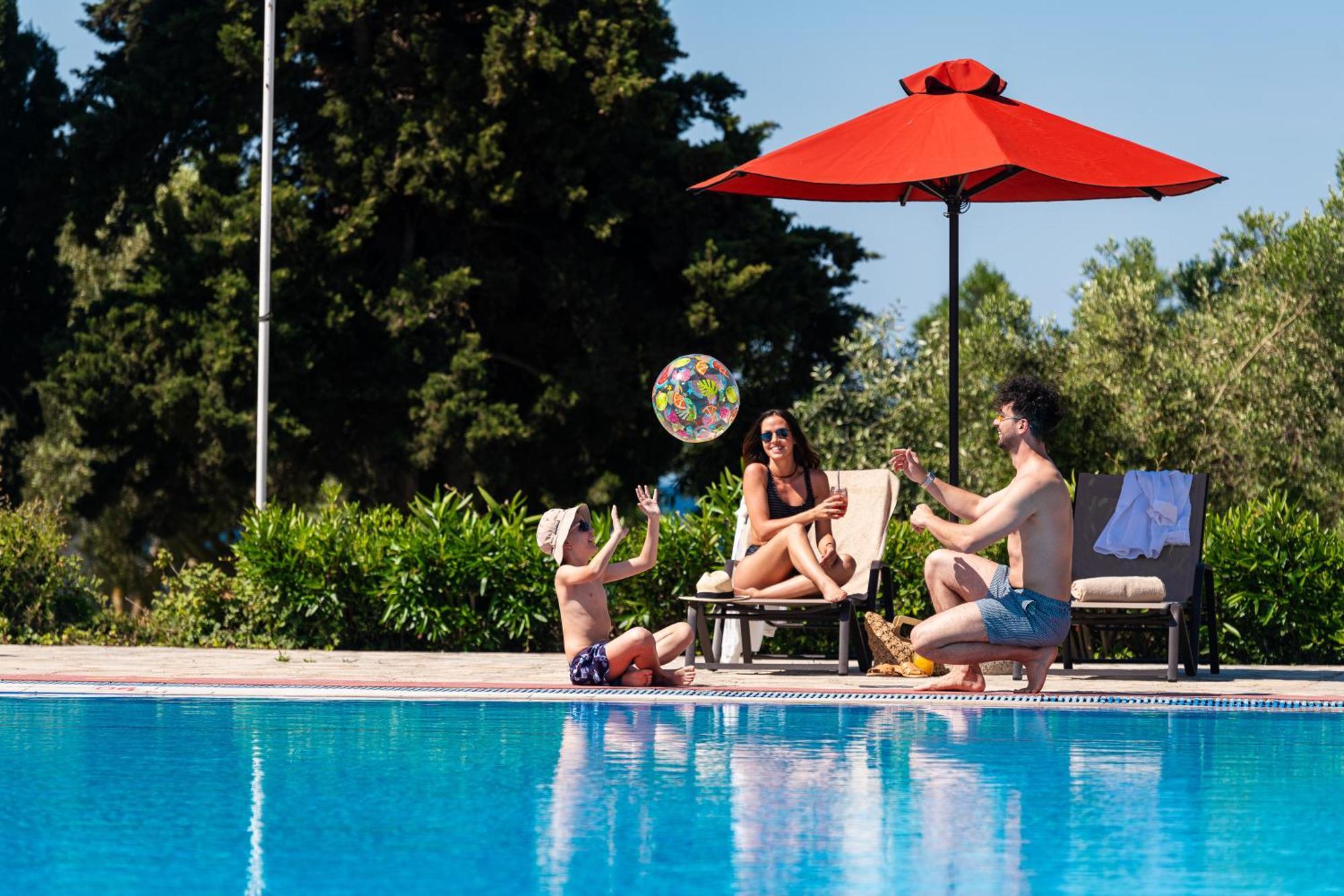 Simantro Resort 撒尼海滩 外观 照片 Family at a pool