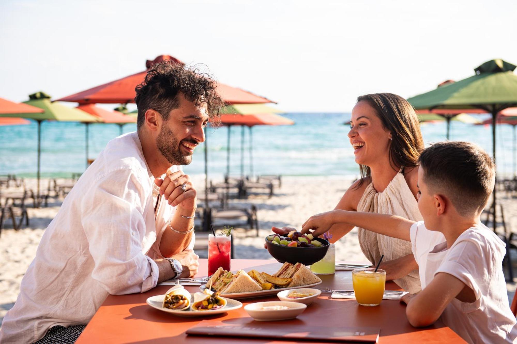 Simantro Resort 撒尼海滩 外观 照片 Family dining at a beach restaurant
