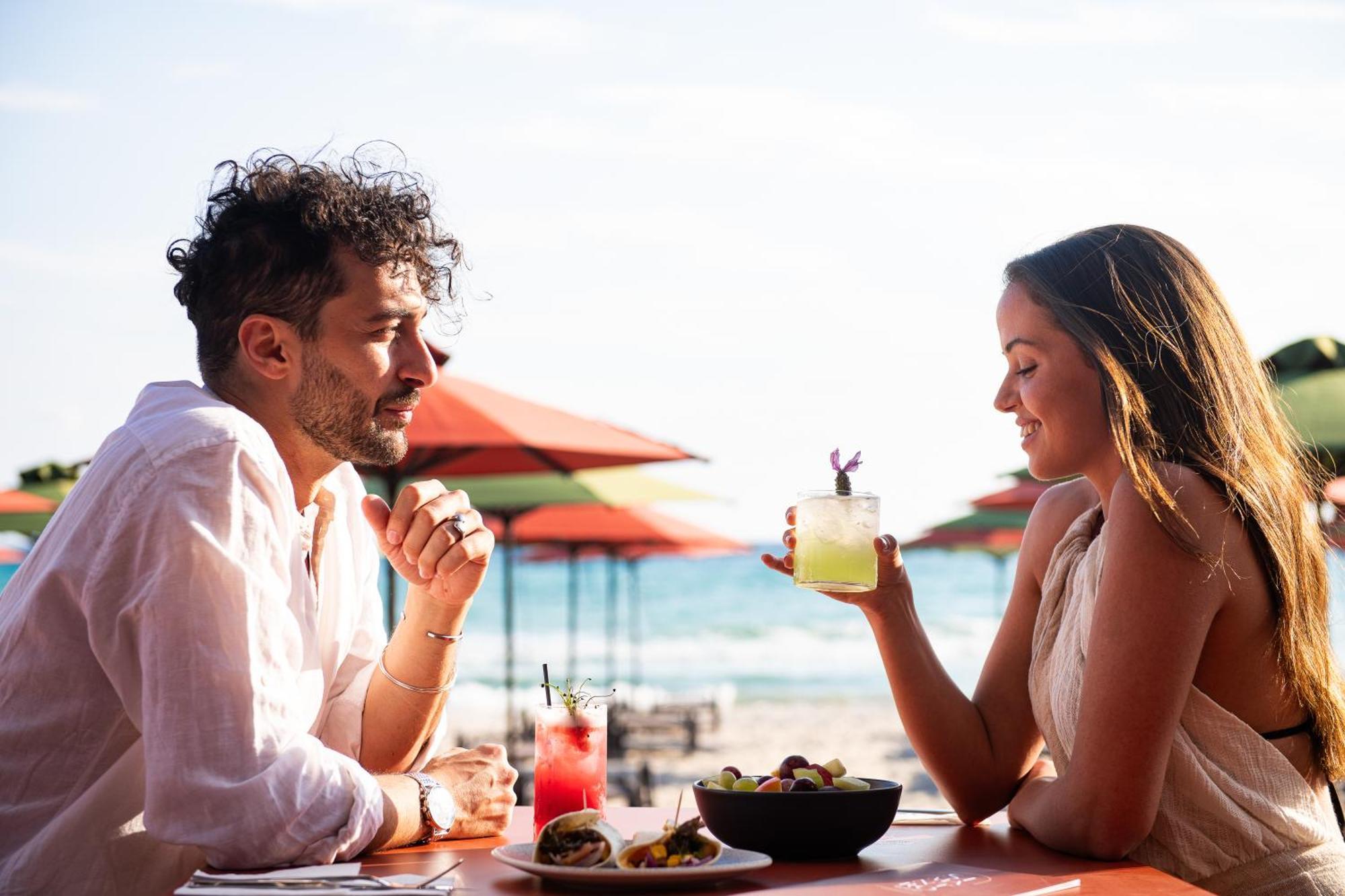 Simantro Resort 撒尼海滩 外观 照片 A couple dining at a restaurant